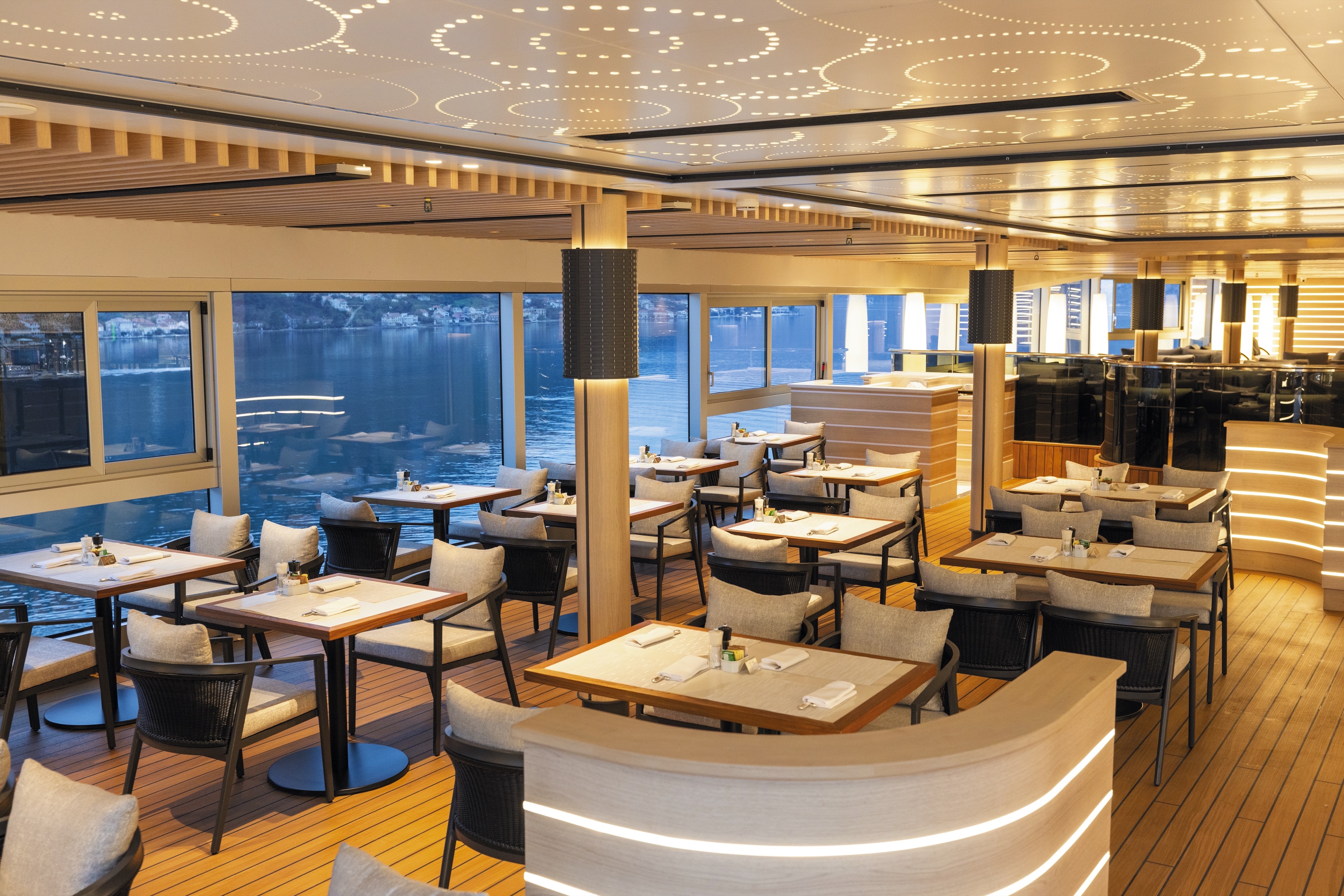 Seven Seas Grandeur - Pool Deck